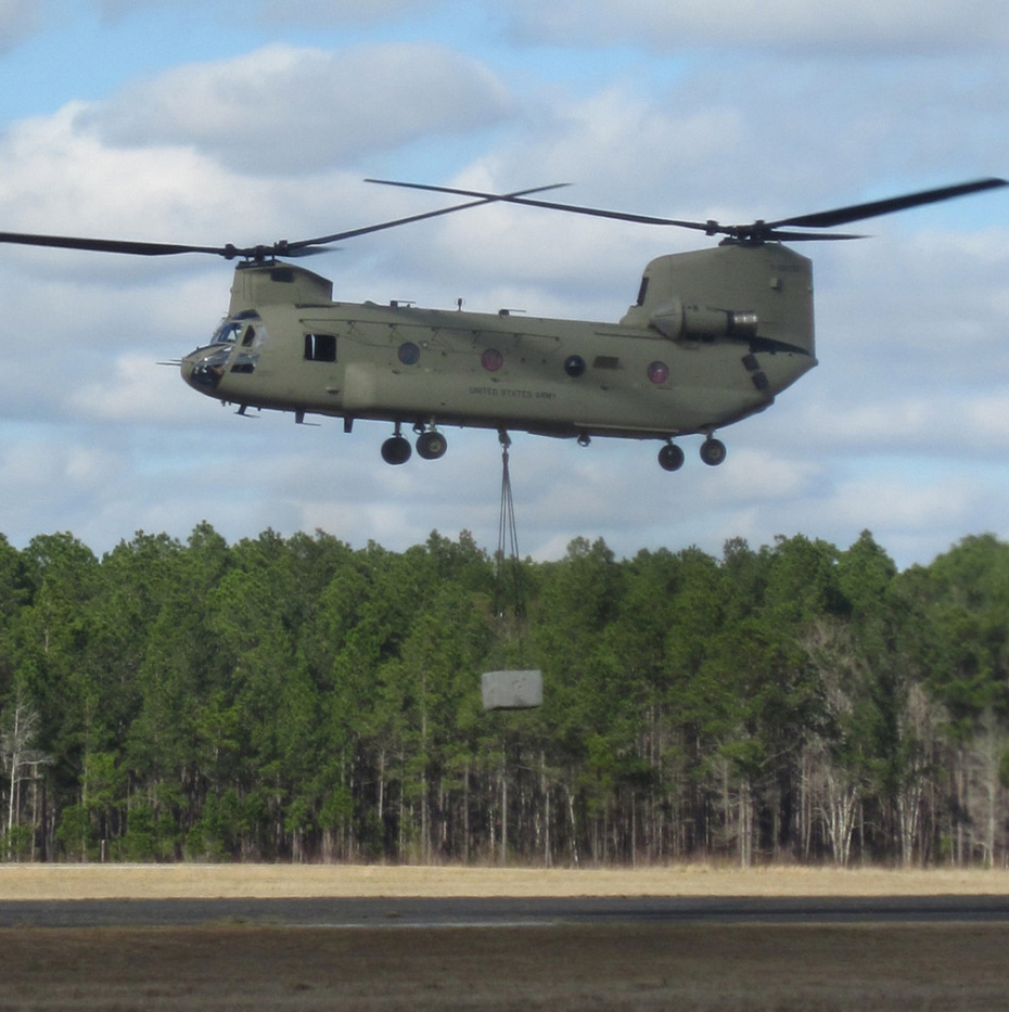 米空軍の新たな切り札　CH-47Fチヌーク輸送ヘリが就役