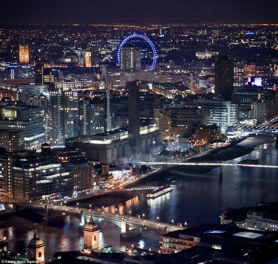 ビルの上からロンドンの夜景を独り占め