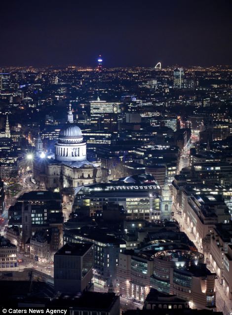 ビルの上からロンドンの夜景を独り占め