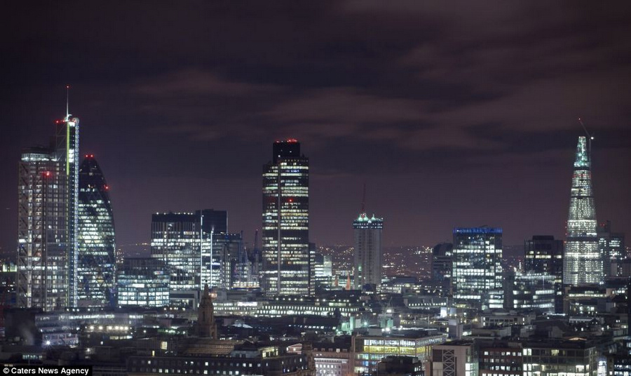 ビルの上からロンドンの夜景を独り占め