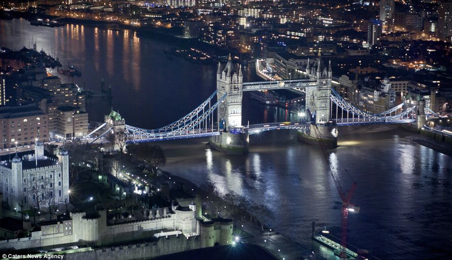 ビルの上からロンドンの夜景を独り占め