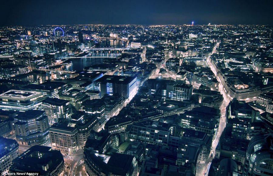 ビルの上からロンドンの夜景を独り占め