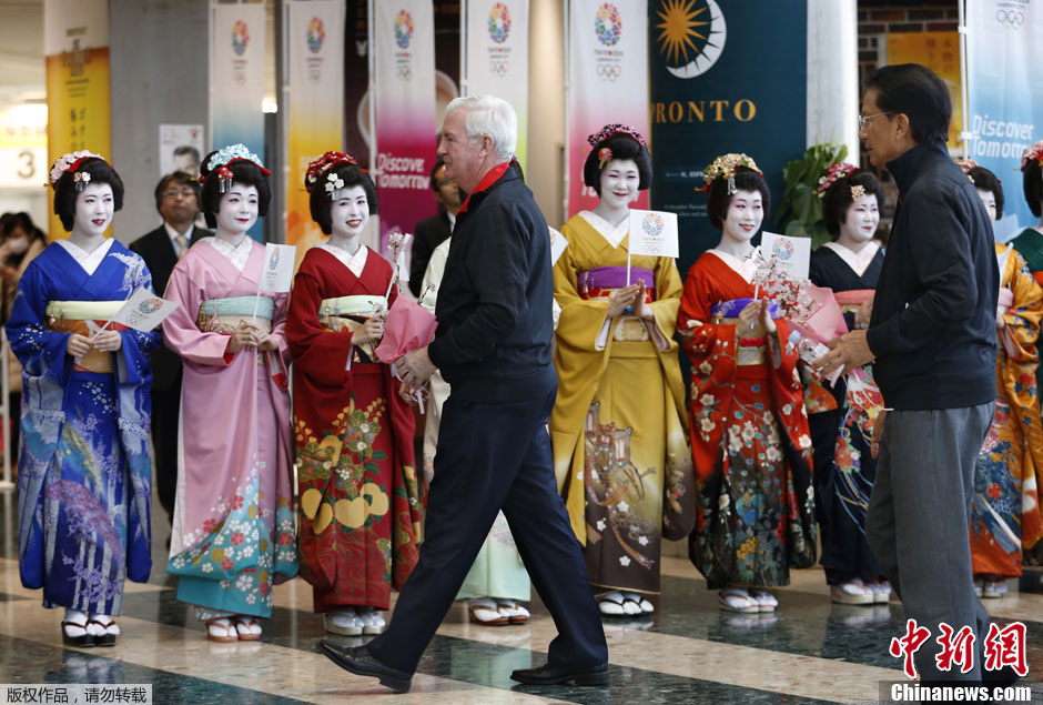 日本のおもてなし　芸者の花道でIOCをお出迎え