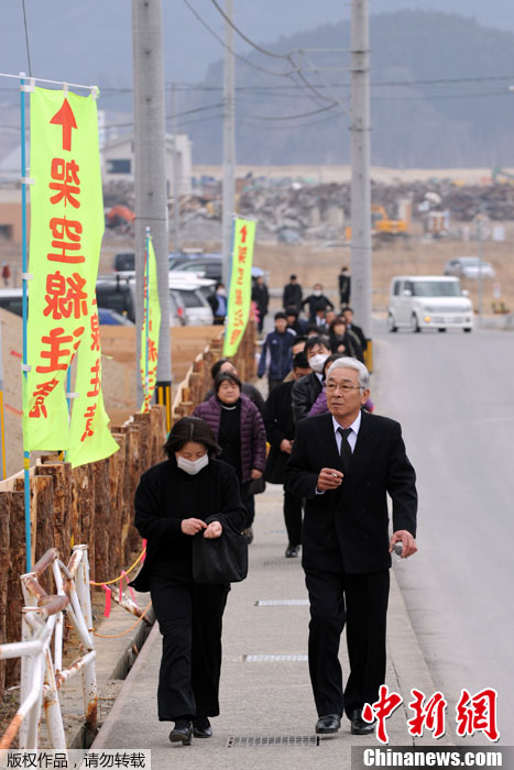 東日本大震災から2年となる前日の10日、多くの人が被災地を訪れ、犠牲者の霊に手を合わせた。