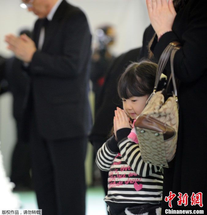 東日本大震災から2年となる前日の10日、多くの人が被災地を訪れ、犠牲者の霊に手を合わせた。