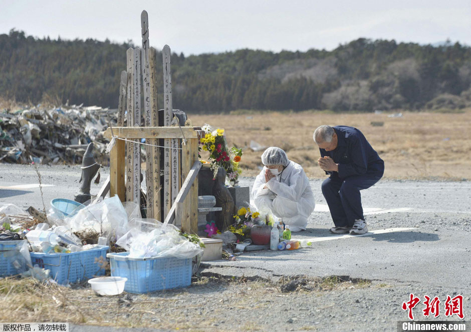 東日本大震災から2年となる前日の10日、多くの人が被災地を訪れ、犠牲者の霊に手を合わせた。