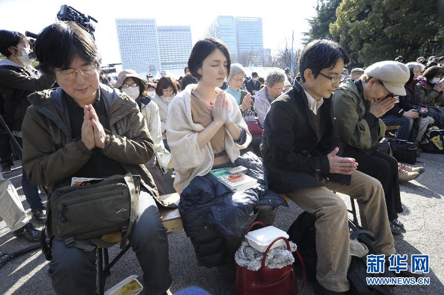 3月11日、東京で行われた追悼式で黙祷する人たち。東日本大震災から2年を迎えたこの日、東京都民は犠牲者に黙祷を捧げた。また、日本の各地で2周年の活動が行われた。