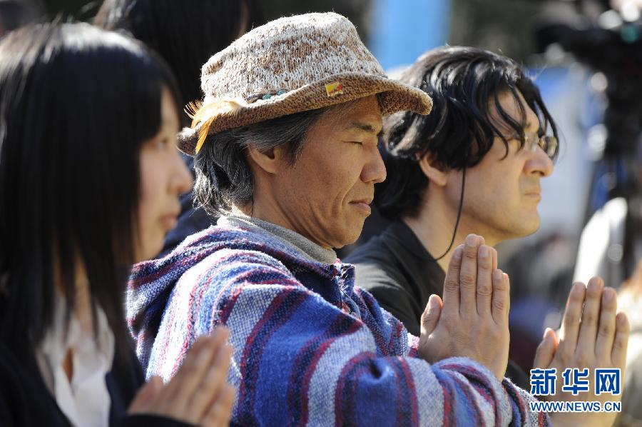 3月11日、東京で行われた追悼式で黙祷する人たち。東日本大震災から2年を迎えたこの日、東京都民は犠牲者に黙祷を捧げた。また、日本の各地で2周年の活動が行われた。