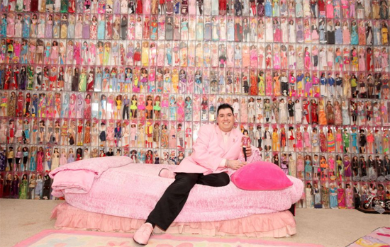 米国人男性の｢バービーファン｣　4部屋に2000体のバービー人形