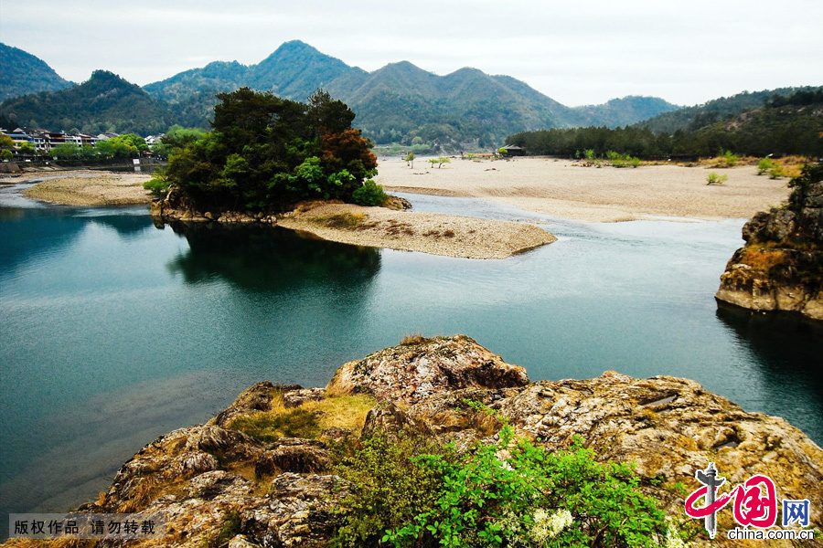 浙江温州市永嘉县楠溪江，石岩碧水。中国网图片库 王海滨摄