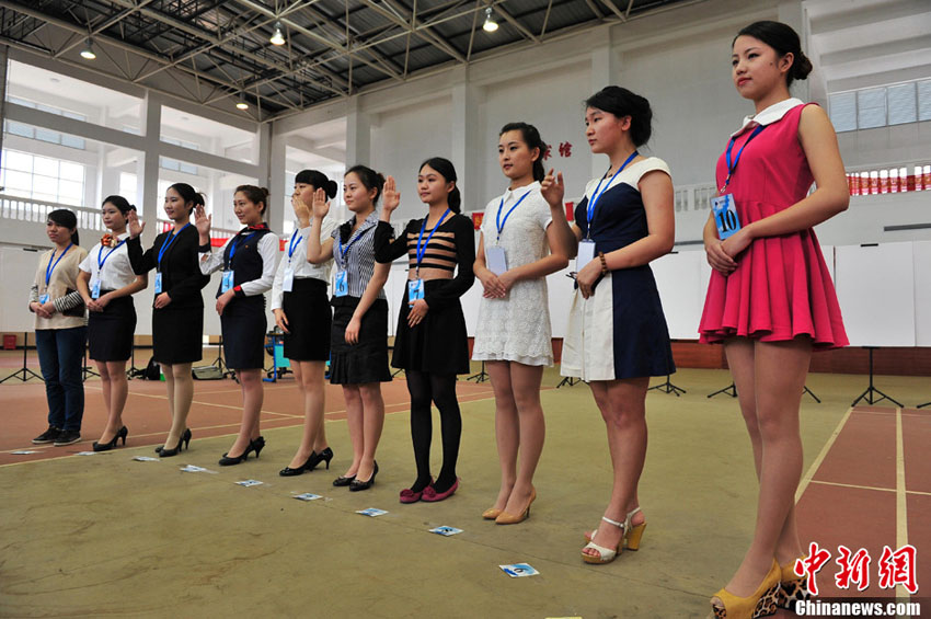 中国南方航空の客室乗務員募集に美男美女1千人以上が応募