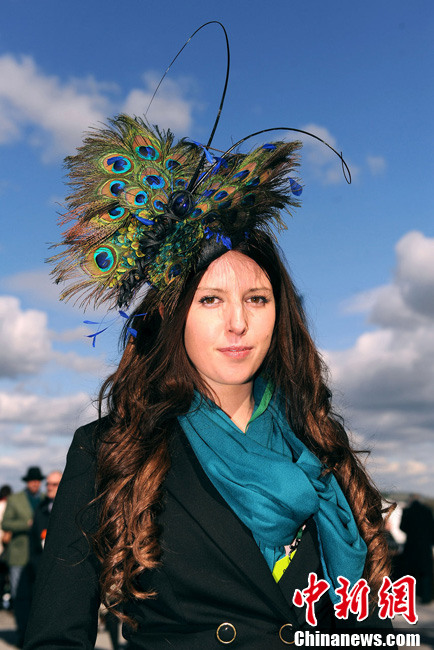 大勢の美女がやってくる英最高の競馬イベント