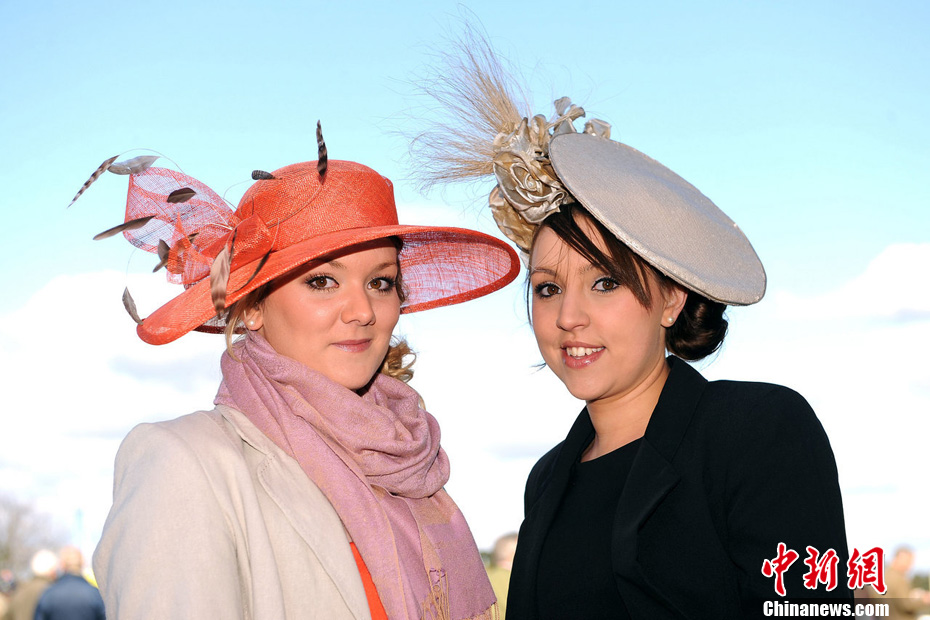 大勢の美女がやってくる英最高の競馬イベント