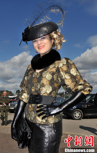 大勢の美女がやってくる英最高の競馬イベント