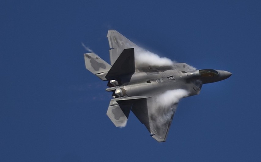 在日米軍F-22A戦闘機、豪エアショーで高い機動性能を示す