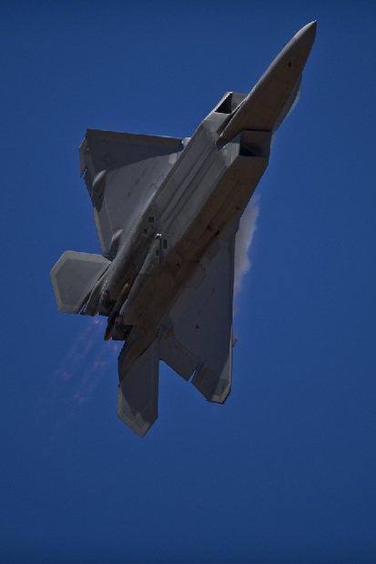在日米軍F-22A戦闘機、豪エアショーで高い機動性能を示す