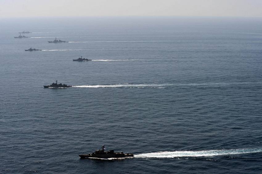 米韓合同演習　武力を誇示する大規模の艦艇編隊