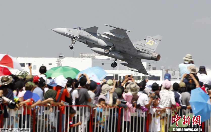 タイ空軍創立101周年 バンコクで航空ショー開催