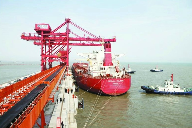 万トンの鉱石輸送船舶が直接停泊できる青島港