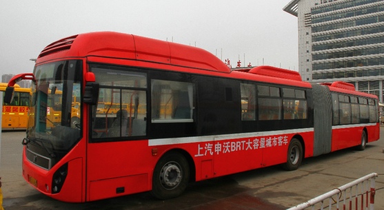 全長18メートルの公共交通用バスが青島市で試運転