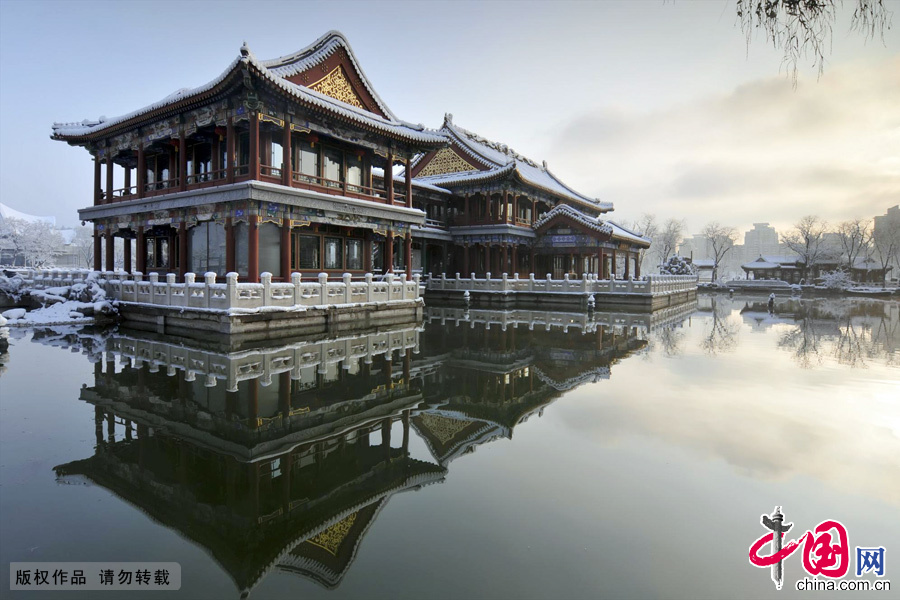 2013年春分，凌晨的一场大雪，让北京银装素裹。清晨的龙潭湖公园，更是景色怡人，一片梦幻景像。中国网图片库 林劲松摄