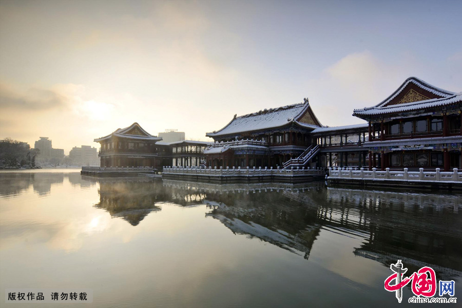 2013年春分，凌晨的一场大雪，让北京银装素裹。清晨的龙潭湖公园，更是景色怡人，一片梦幻景像。中国网图片库 林劲松摄