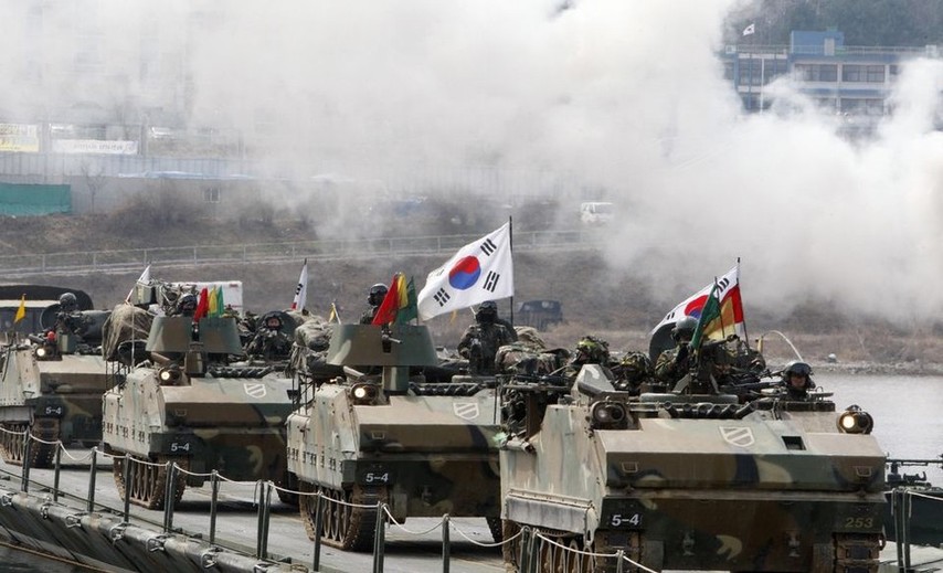 韓国装甲部隊、38度線付近で演習を実施