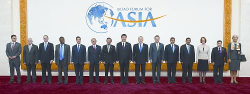图说：4月7日，国家主席习近平在海南博鳌同出席博鳌亚洲论坛2013年年会的外国领导人和国际组织负责人合影。