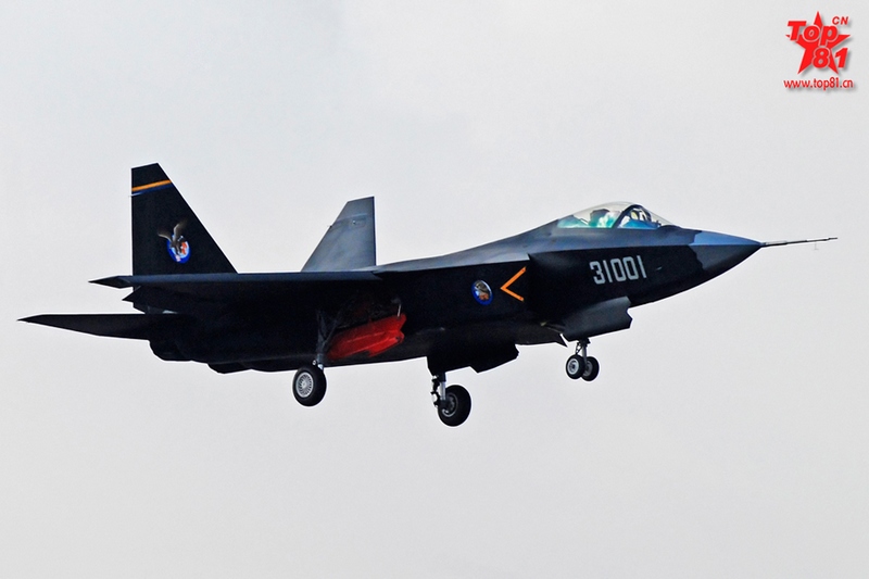 中国産J-31ステルス戦闘機　最新の試験飛行写真が公開