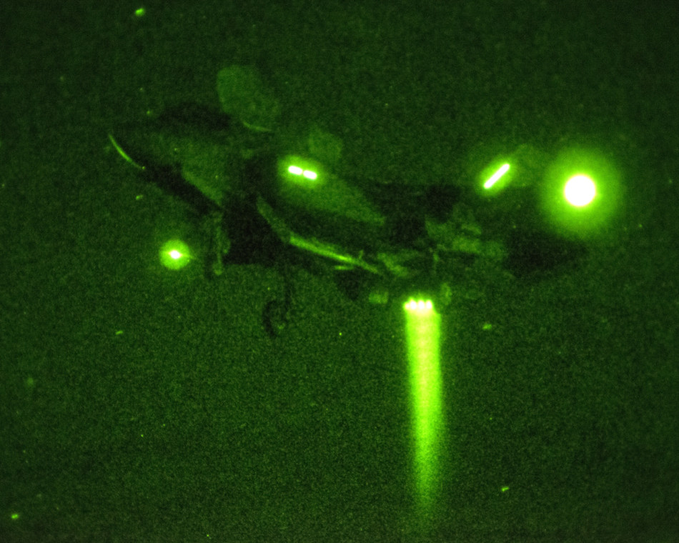 まるでUFO!　米F-35B戦闘機の夜間の垂直着陸に成功