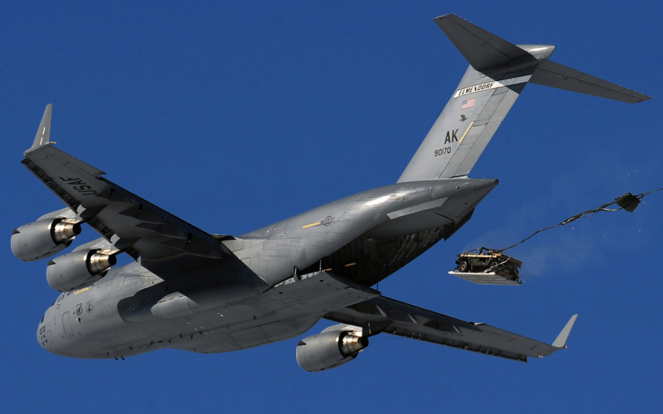 米軍特殊兵部隊　C-17Aによる降下訓練を実施