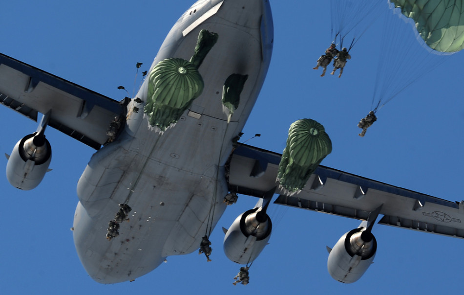 米軍特殊兵部隊　C-17Aによる降下訓練を実施