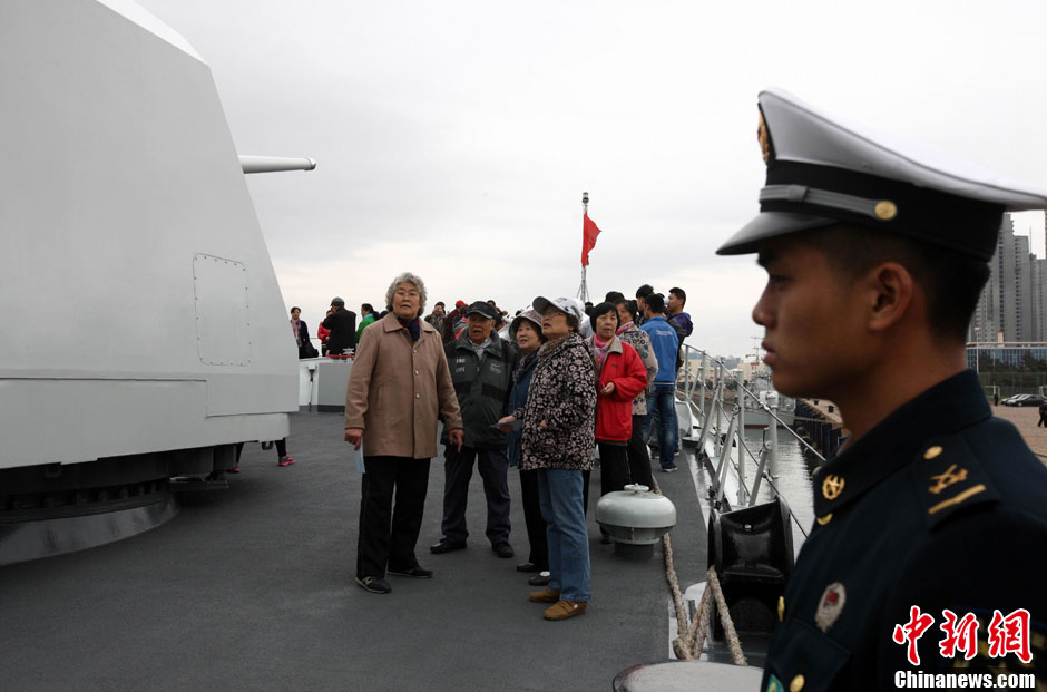 中国海軍の｢青島艦｣が一般開放　市民2000人乗艦