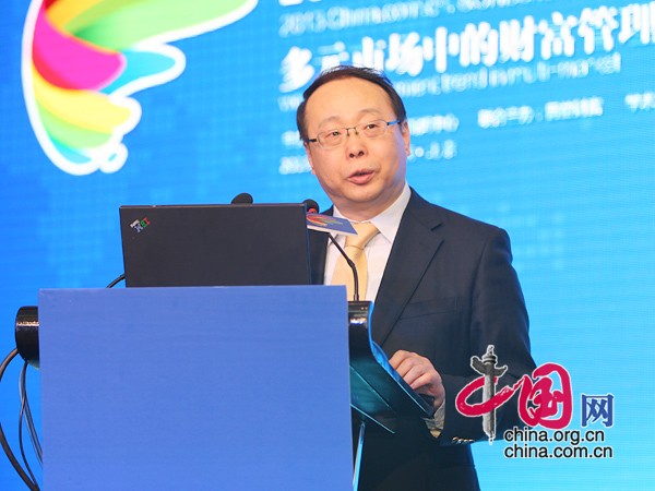 4月27日，2013中国网普益财富管理论坛在北京举行。图为银监会业务创新监管协作部主任王岩岫主持会议。
