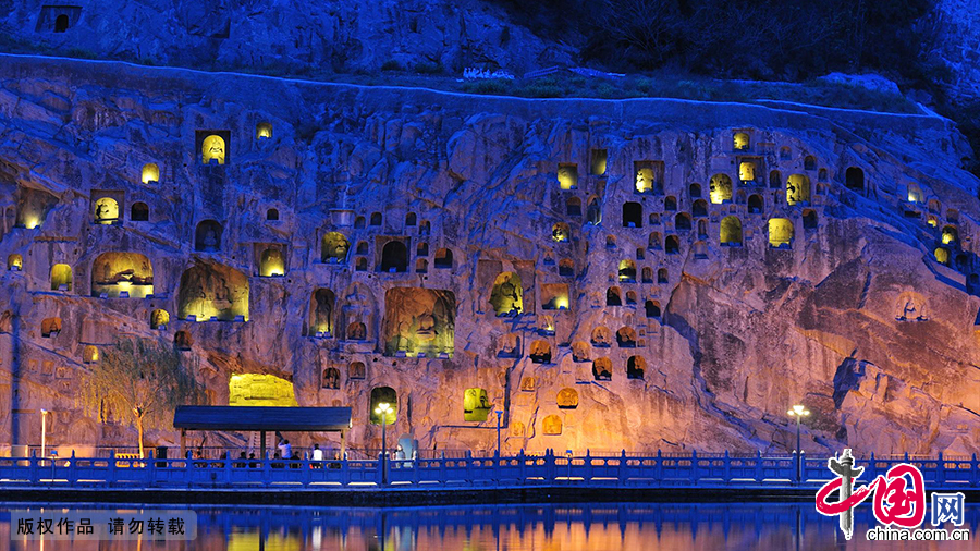 河南洛阳，龙门石窟美丽夜景。