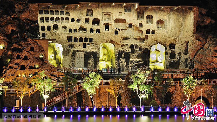 河南洛阳，龙门石窟美丽夜景。