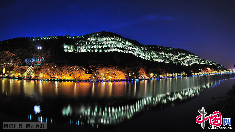 河南洛阳，龙门石窟美丽夜景。