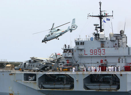 中国海軍航行護衛編隊、NATOのドック型揚陸艦でヘリからの降下訓練