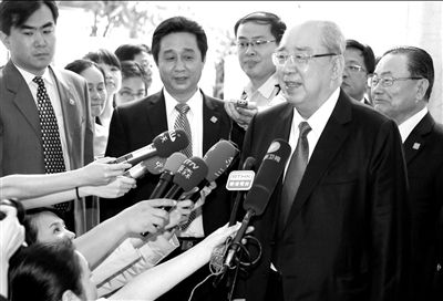 吴伯雄率国民党大陆访问团抵达北京，在下榻的丽思卡尔顿酒店接受记者采访。中新社发