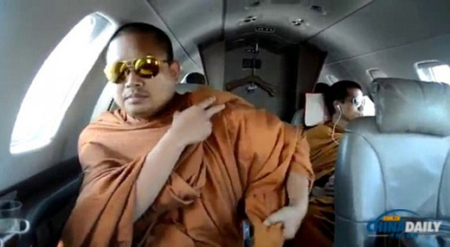 乘私人飞机用名牌包泰国僧人奢侈行为挨批（图）