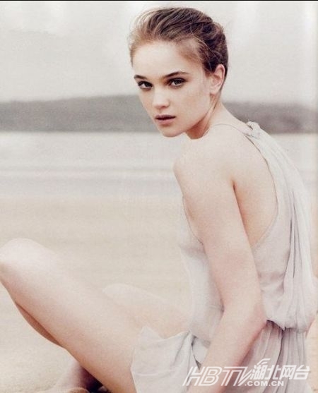 法国人浪漫世界闻名，高校校花也受到不同层度的感染。高鼻梁端正用来五官，蓝眼睛用来释放柔情与妩媚。 