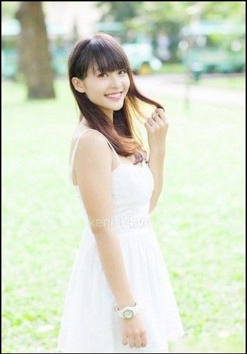 可能是长期军训的关系，越南校花站出来就透着一股英气。利落的穿着，像极了刚上前线的“花木兰”。 