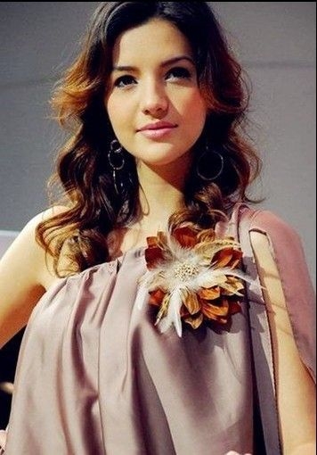 别看英国女生们平时都穿着庄重典雅的校服，举手投足，大方高雅。一到学校开舞会的时候，“淑女们”马上疯狂了起来，如果老师不禁止，她们每一个都敢和男生跳贴面热舞。 