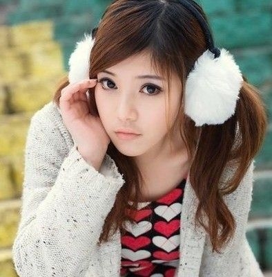 泰国女学生舞跳的妩媚，妆化的奢侈，衣穿的腐败，绝对是家里的乖乖女，泰国1000个校花里最多只有一个爱逃课。 