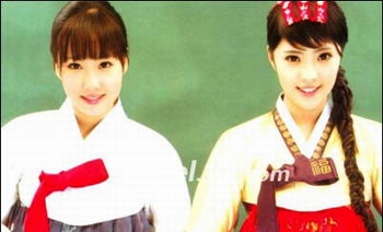 温婉·韩国：以白色为主调的上衣，再配一点点的红红，显得更加娇媚动人。
