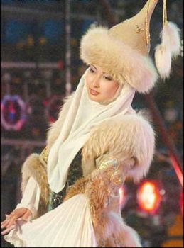 　　豪爽·蒙古：淡淡的白云、如镜的湖泊、柔美多姿的草原，美丽的她像一匹马儿驰骋于草原上。