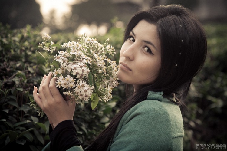 　　多情·乌兹别克斯坦：五彩艳丽，闪闪的眼睛会传情，如伊塞克湖碧绿的湖水一样多情。