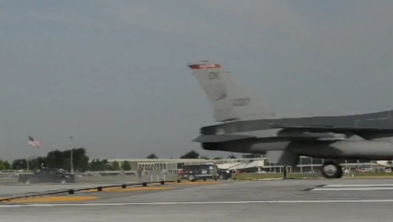 米F-16、アレスティング・ワイヤーによる緊急着陸試験を実施