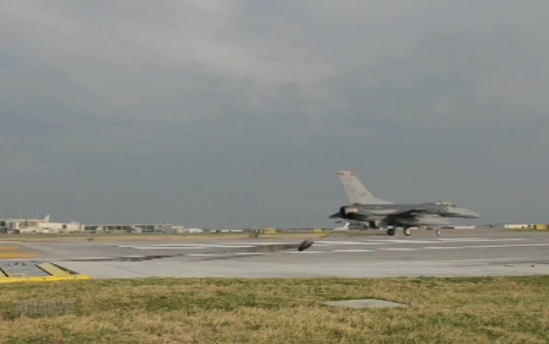 米F-16、アレスティング・ワイヤーによる緊急着陸試験を実施