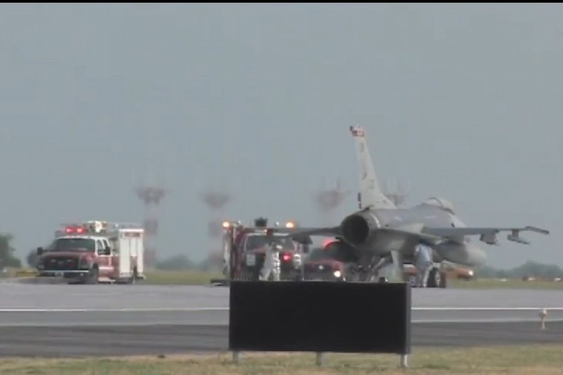 米F-16、アレスティング・ワイヤーによる緊急着陸試験を実施